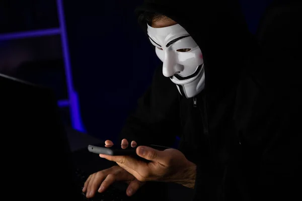 Blanc Sourire Criminel Anonyme Masque Appelant Victime Convaincre Pirater Des — Photo
