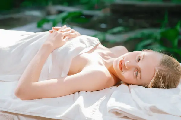 Retrato Bela Menina Caucasiana Toalha Branca Encontra Cama Spa Pacificamente — Fotografia de Stock
