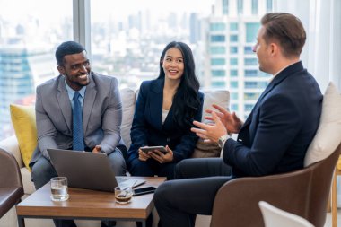 İşçi tablet analiz verileri kullanırken profesyonel yönetici projeyi açıklıyor. Çok kültürlü iş adamları pazarlama stratejisi, fikir ve ofis planı hakkında tartışıyorlar. İş toplantısı. Süslü.