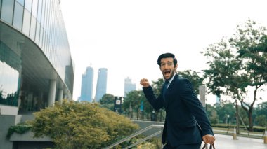 Dans eden iş adamı parkta dans ederken çantasını tutuyor. Mutlu komik proje yöneticisi işe giderken vücudunu müziğe yöneltiyor. Mutlu adam terfi alıyor, iyi haberler al. Sevinçli..