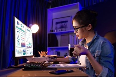 Sunucu kanalı Asyalı etkileyicisi, sosyal medyada kulaklık takarak iş grafikleri ekranında dinleyicileri selamlıyor ve Neon Modern Stüdyoları 'nda internet üzerinden koçluk yapıyor. Taktik.