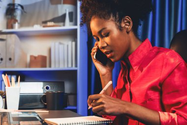 Ciddi yüzü olan güzel bir Afrikalı kadın bu yıl iş planlamacısıyla ilgili danışman ortak arıyor. Piyasa karındaki mevcut durum çözümleri hakkında bilgi pazarı segmenti aranıyor. Tatlandırıcı.
