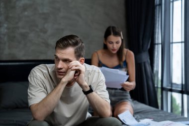 Aile krizi ve çift sorunu, finansal problemden kaynaklanan stresli durum, zihinsel sağlık sorunu, ya da sadakatsizlik. Evlilik hayatındaki hayal kırıklıkları ve hüsranlar depresyona ve boşanmaya yol açıyor. Açılıyor