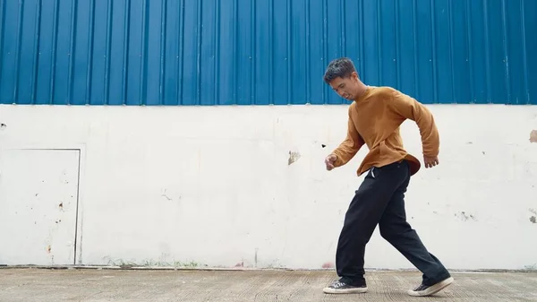 Spanyol Adam Kollarını Açıp Duvarın Önünde Dans Ediyor Modern Dansçı — Stok fotoğraf
