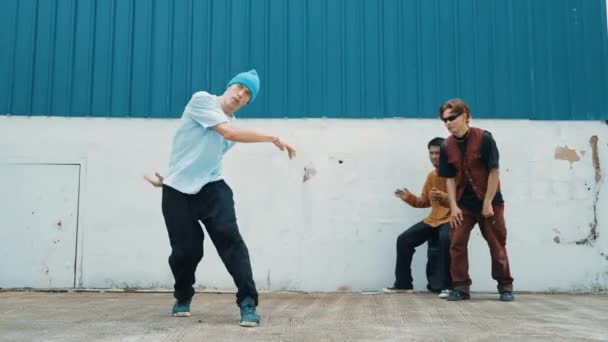 Mladý Pouliční Tanečník Tančí Stylu Hip Hopu Multikulturními Přáteli Kteří — Stock video
