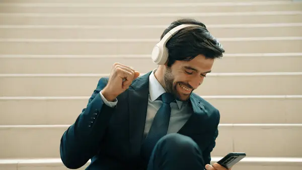 Close Homem Negócios Inteligente Ouvir Desfrutar Música Enquanto Usa Fone — Fotografia de Stock