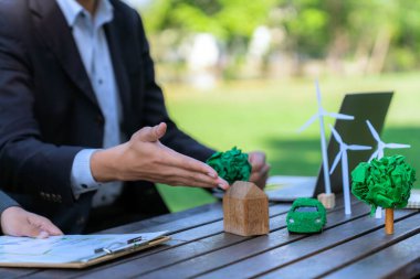 Çevre dostu kalkınma planı ve daha yeşil bir gelecek için sürdürülebilir teknoloji projesi sunan Asyalı iş adamlarından oluşan bir grup, Doğal Park 'ta açık hava eko iş bürosu kuruyor. Gyre