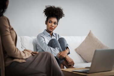 Travma sonrası stres bozukluğu olan üzgün bir kadın psikoloğu, depresyon ya da kalp yetmezliğinden sonra üzüntülü bir ruh sağlığı terapisi görüyor. Hayal kırıklığına uğramış genç bir kadın klinikteki duygular hakkında bir psikologla konuşuyor.