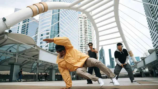 Egy Csapat Profi Utcai Táncos Felvidul Miközben Ázsiai Hipster Freestyle — Stock Fotó