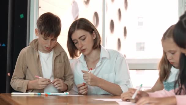 Çizim Kitabında Işaret Kullanarak Çeşitli Öğrencilerin Zeki Öğretmen Çizimlerinin Panorama — Stok video