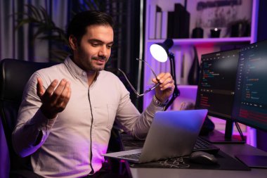 Neon Light Office 'teki hata kodlama sistemindeki sorunu çözmek için uygulama ekibi kaydı üzerinden bilgisayar üzerinden bilgisayar geliştirme toplantısı, internet sitesi veritabanı sunumu kavramı. Tahmin et..