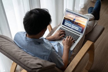 Online uçuş rezervasyon sitesi mod rezervasyon sistemi sağlar. Seyahat teknolojisi kavramı .