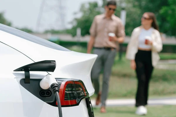 Casal Jovem Com Xícara Café Recarregar Bateria Carros Elétricos Estação — Fotografia de Stock