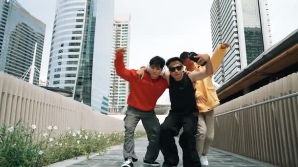 熟练的多文化霹雳舞蹈家一起在城市街道上散步 一组专业活跃的嬉皮士一边看镜头一边跳嘻哈音乐 户外运动2024霹雳舞 神气活现 — 图库视频影像