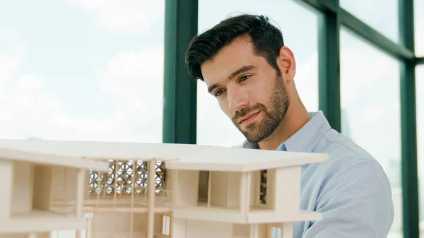 Engenheiro Caucasiano Sorrindo Experiente Vira Modelo Casa Para Esquerda Para — Fotografia de Stock