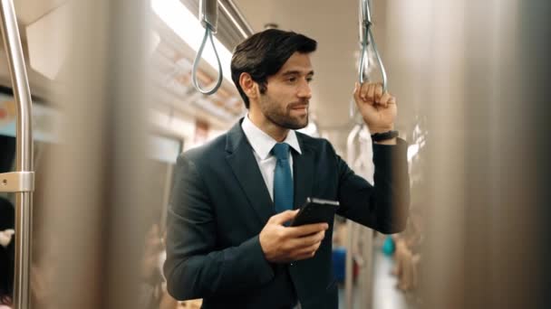 Wykwalifikowany Biznesmen Stojący Pociągu Lub Metrze Trzymający Telefon Profesjonalny Kierownik — Wideo stockowe