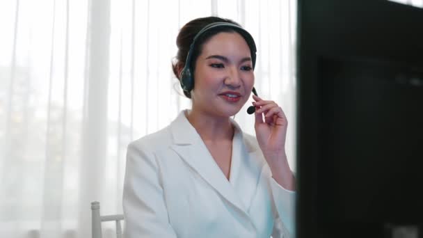 Affärskvinna Bär Livlig Headset Arbetar Kontoret För Att Stödja Fjärrkund — Stockvideo