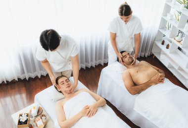 Kafkasyalı çift stres önleyici kafa masajının keyfini çıkarıyor ve lüks otellerde ya da otel spa salonlarında gündüz kaplıcalarında yüz güzelliği eğlencelerini şımartıyor. Sessiz.