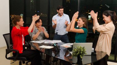 İş adamları, modern ofiste gece görüşlü başarılı bir proje için el ele tutuşup el çırpıyorlar. Bir sürü eli olan bir grup yönetici. Takım çalışması, güven. İzleme