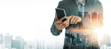 Business Communication Network Technology Concept - İş adamlarının modern şehir planında akıllı telefon ya da cep telefonu aygıtı kullanmaları. uds