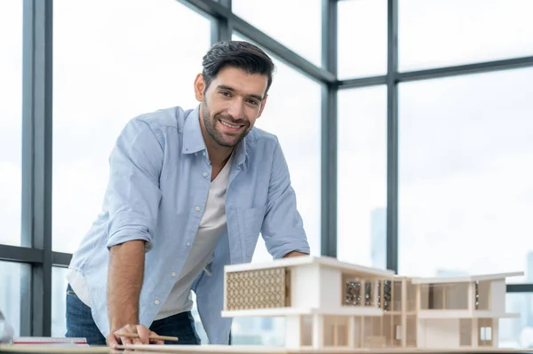 Uśmiechnięty Biały Architekt Patrzący Kamerę Stojący Modelką Domu Inteligentny Projektant — Zdjęcie stockowe