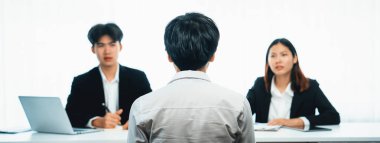 Aday, ofis masasında insan kaynakları müdürüyle iş görüşmesi yapıyor ve boş işe alma pozisyonunu doldurmak için konuşmacı arıyor. Profesyonel İK uzmanı görüşme adayı .