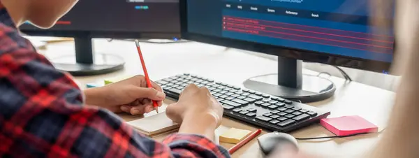 Kvinnlig Programmerare Notera Medan Unga Skickliga Webbutvecklare Närvarande Program Medan — Stockfoto