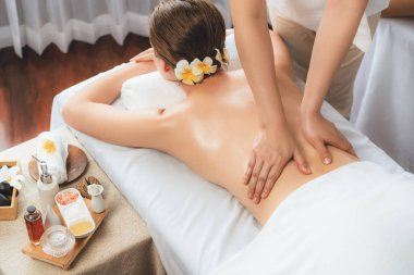 Kafkasyalı kadın müşteri stres önleyici spa masajının keyfini çıkarıyor ve lüks otel ya da oteldeki gündüz açık ortam güzellik salonunda güzellik teniyle eğleniyor. Sessiz.