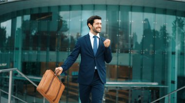 Başarılı bir iş adamı ofise yürürken terfi aldığı için kutlama yapar. Beyaz ırk, satış artışı ya da başarılı bir proje hakkında iyi haberler aldı. Müdür çok mutlu ve mutlu hissediyor. Sevinçli..