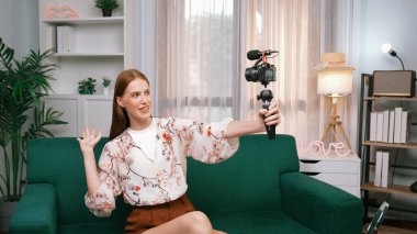 Kadın Etkilenen Vlog video görüntülerini canlı yayınlıyor Makyaj primi sosyal medya veya blog. Kozmetik stüdyosu ışıklandırmalı mutlu genç kız çevrimiçi pazarlama oturumu yayını için..