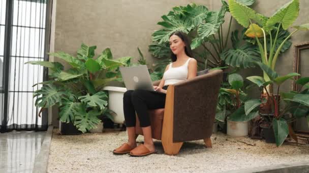 Moderne Jonge Vrouw Praten Aan Telefoon Werken Afstand Ontspannen Eenzaamheid — Stockvideo