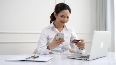 Kadın alışverişi ya da internet pazarında online ödeme modern yaşam tarzı için satılık eşyalar arıyor ve canlı siber güvenlik yazılımı tarafından korunan cüzdandan çevrimiçi ödeme için kredi kartı kullanıyor