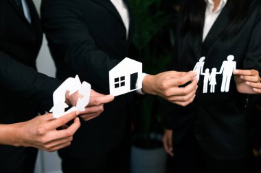 Çevre dostu iş adamları, daha yeşil bir toplum için atık yönetimi ile sosyal ve çevre kavramının kurumsal sorumluluğu olarak çevre dostu ikonlar tutuyorlar. Antika