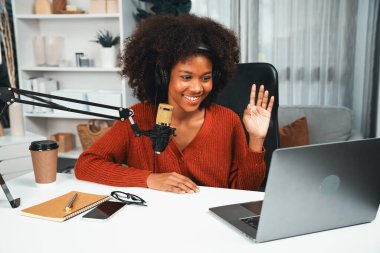 Güzel Afrikalı kadın sunucu kanalı çevrimiçi yayın yoluyla konuşuyor pazarlama öğretiyor, dinleyicileri canlı ya da çevrimiçi. İş yerindeki herhangi bir yer kavramı. Tatlandırıcı.