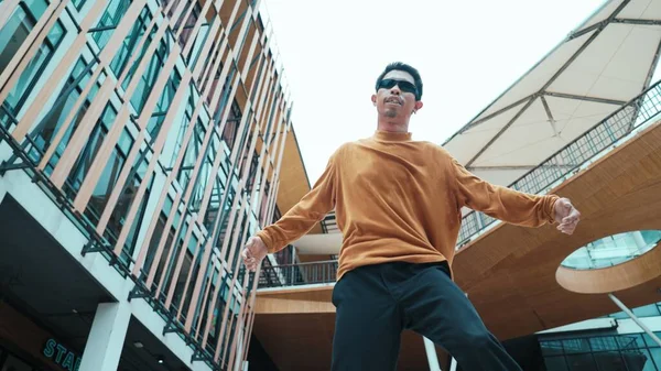 Spaanse Danser Die Naar Camera Kijkt Terwijl Hij Danst Hiphop — Stockfoto