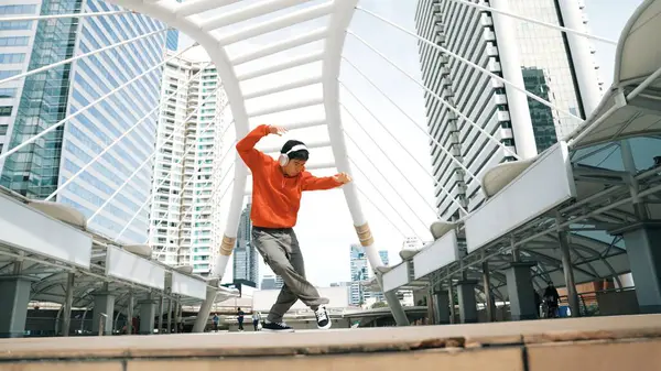 Asiatisk Hipster Hörlurar Visar Fotsteg När Han Hoppar Stan Professionell — Stockfoto