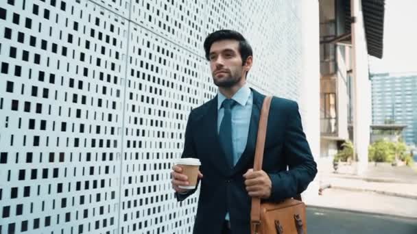 Hombre Negocios Calificado Caminando Traje Mientras Sostiene Taza Café Gerente — Vídeos de Stock