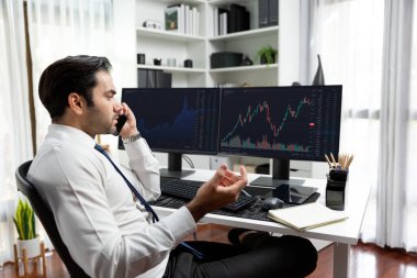 İki borsa yatırımıyla danışman ya da ortağı arayan tüccar işadamı, veri analizini yüksek kârlı dinamik teknoloji borsasına yatırım yapmak için karşılaştırdı. Tahmin et..