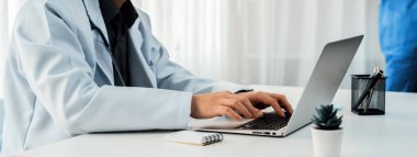 Hastane masasında birlikte çalışan ve tıbbi tedavi planlayan profesyonel tıbbi ekip. Takım çalışması başarılı hastalıklara ve hastalıklara yol açar. Panorama Katı