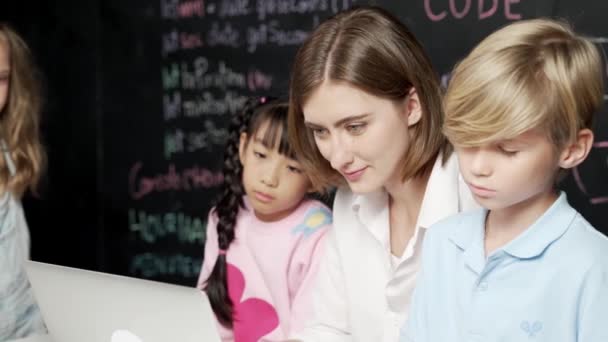 Молодой Умный Учитель Использующий Ноутбук Обучения Разнообразной Системы Студенческого Программирования — стоковое видео