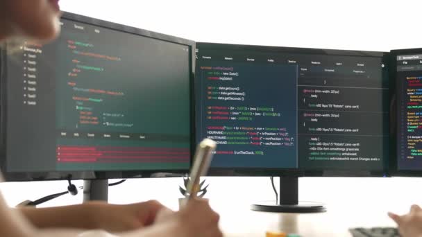 컴퓨터 프로그래밍을 백엔드 소프트웨어 개발자 엔지니어가 컴퓨팅 코드를 디버깅하여 사무실의 — 비디오