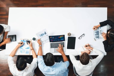 Bir grup ofis çalışanı ve iş adamı iş mali veri analizi üzerinde çalışıyor. Müşteri tasarımı için düzenlenebilir boş arkaplan toplantı tablosu olan boş alan. Tedbirli