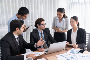 Ofis masasındaki finansal veri raporlarını analiz eden çeşitli bir grup iş analisti. Stratejik pazarlama planlaması için iş zekası analizi çizelgesi ve grafiği.