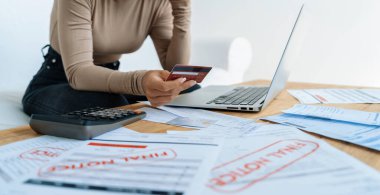 Stresli genç kadının kredi kartı borçlarıyla ilgili mali sorunları var. Kötü kişisel para ve mortgage ödeme yönetimi krizi kavramını çok önemli ölçüde karşılıyor. Üzgün ve mutsuz