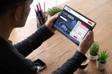 Online uçuş rezervasyon sitesi mod rezervasyon sistemi sağlar. Seyahat teknolojisi kavramı .