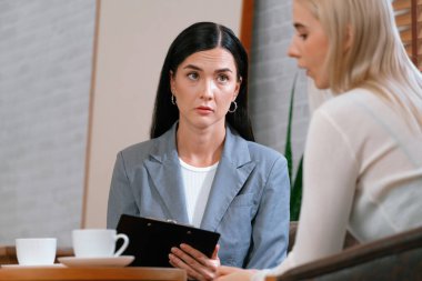 Psikolojik akıl sağlığı danışmanlığı ya da terapi seansındaki genç ve profesyonel bir hastadan akıl hastalığı teşhisi koyarken yardım istemek. Zihinsel tedavi seansı. Blithe