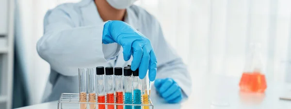 Laboratoriumonderzoeker Ontwikkelen Van Nieuwe Medicijnen Genezen Met Behulp Van Kleurrijke — Stockfoto