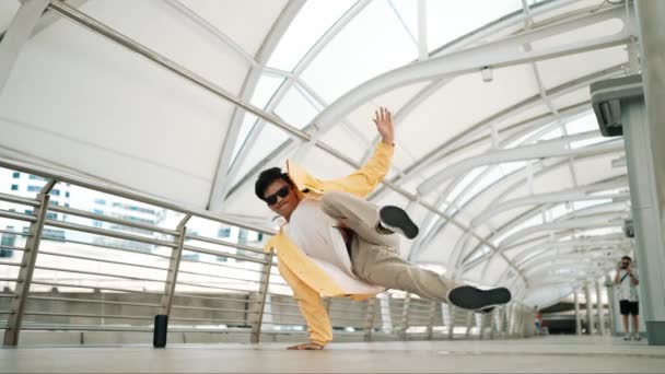 Bonito Feliz Asiático Hipster Dançando Enquanto Usando Cabeça Girar Corredor — Vídeo de Stock