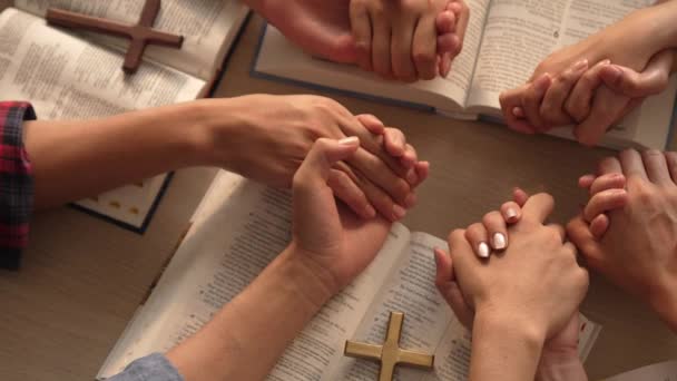 キリスト教のカトリック信奉者との献身と精神的な満たしのセンスは 信仰に浸透します ゆっくりと動くクリスチャンの人々は集団の祈りを練習し 一緒に祈りながら手を握っています バージョニング — ストック動画
