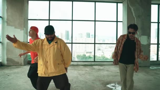 Multikulturelle Hipster Gruppe Blickt Die Kamera Während Sie Breakdance Gebäude — Stockvideo